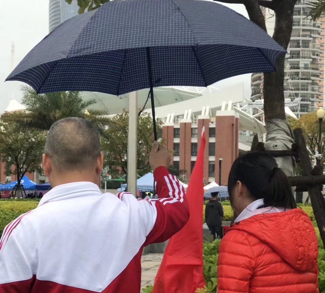 图2陈文书记撑伞图.jpg